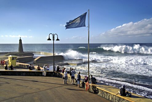 Steilküste bei Puerto de la Cruz mit Blick auf den schwarzen Strand Playa El Bollullo auf Teneriffa