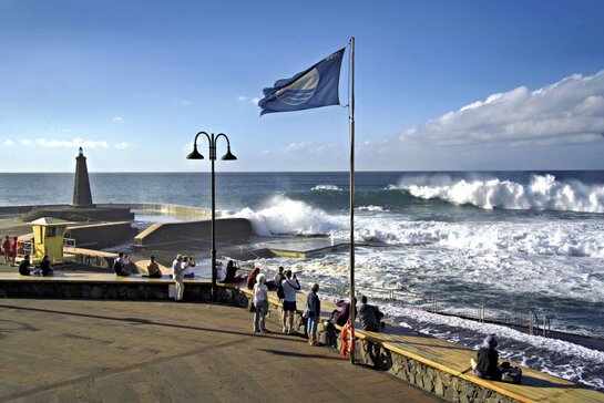 Steilküste bei Puerto de la Cruz mit Blick auf den schwarzen Strand Playa El Bollullo auf Teneriffa
