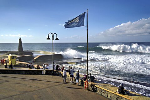 Steilküste bei Puerto de la Cruz mit Blick auf den schwarzen Strand Playa El Bollullo auf Teneriffa