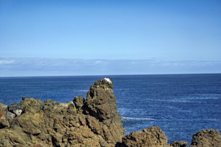 Schmaler Wanderweg im Anaga-Gebirge mit Blick auf Berge und Meer auf Teneriffa