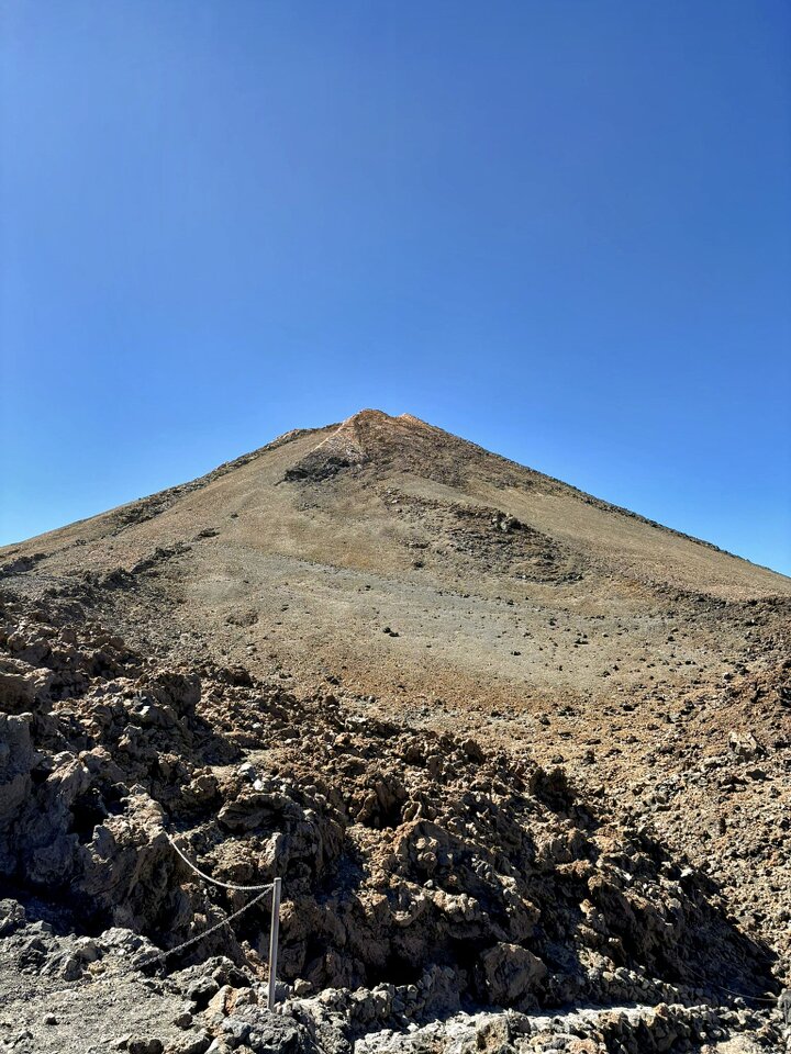 Blick vom Teide über ein Wolkenmeer bei Sonnenaufgang auf Teneriffa