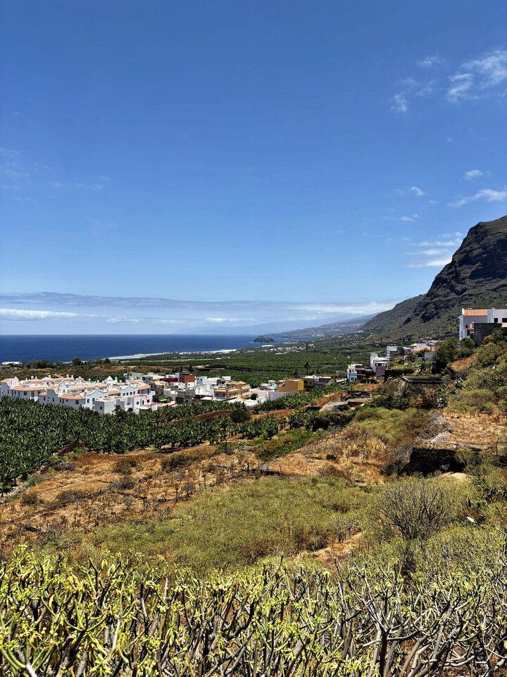 Felsige Küste auf Teneriffa mit Wellen, die an schwarze Lavafelsen schlagen